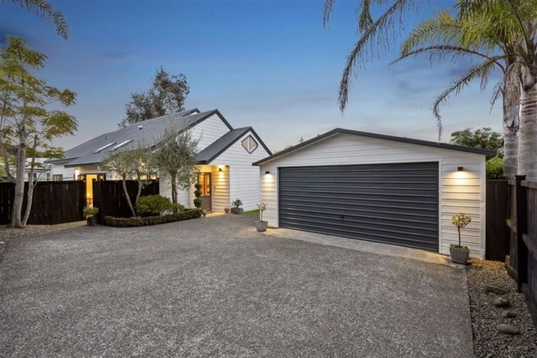 Photo of property in 2/8 Phillip Parade, Forrest Hill, Auckland, 0620