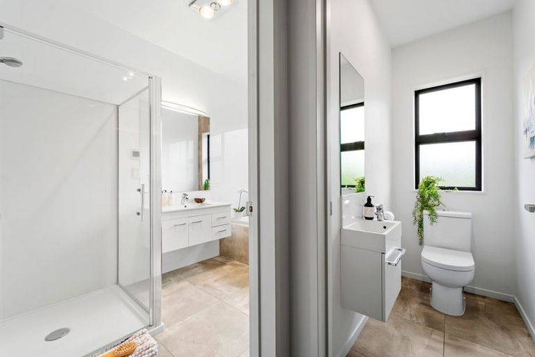 Photo of property in 29 Syd Grant Crescent, Orewa, 0931