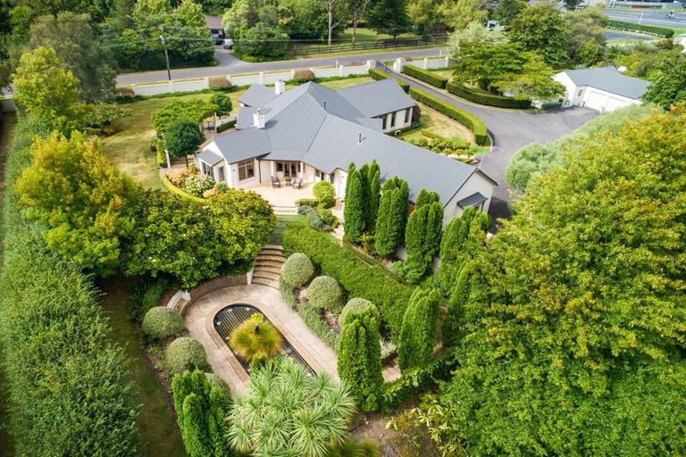 Photo of property in 5 Waicola Drive, Fitzherbert, Palmerston North, 4471