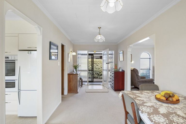 Photo of property in 1 Hunter Place, Merrilands, New Plymouth, 4312