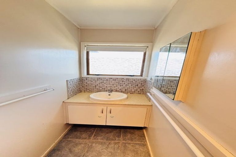 Photo of property in 60 Strid Road, Te Atatu South, Auckland, 0610