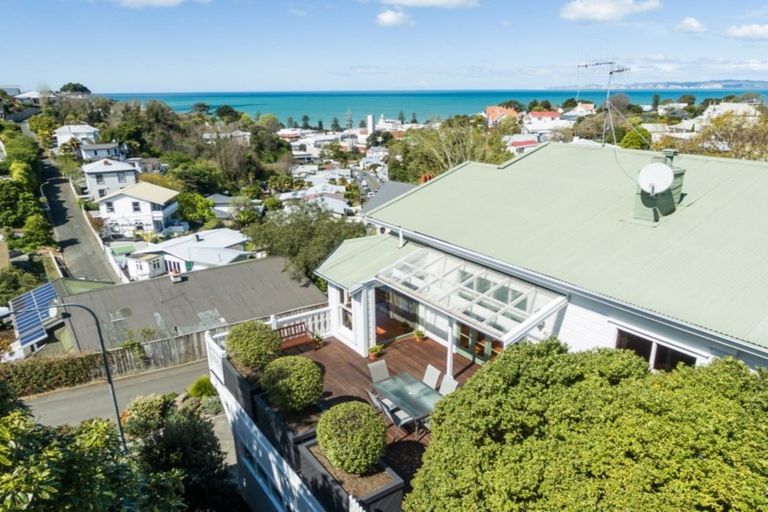 Photo of property in 18 Sealy Road, Bluff Hill, Napier, 4110