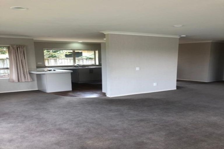 Photo of property in 17 Balmerino Grove, Waikanae, 5036