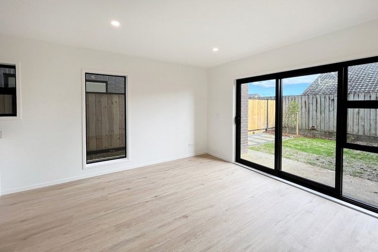 Photo of property in 70 Rauemi Way, Te Atatu South, Auckland, 0610
