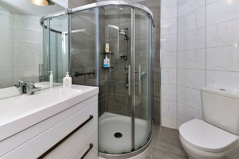 Photo of property in 8a Sheriff Place, Randwick Park, Auckland, 2105