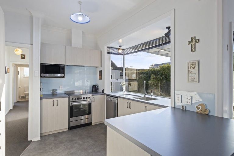 Photo of property in 25a Paynters Avenue, Strandon, New Plymouth, 4312