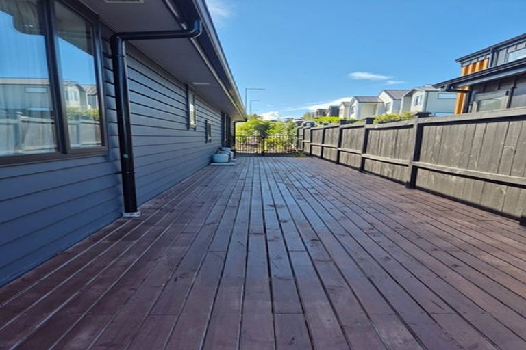 Photo of property in 38 Paparahi Place, Wainui, 0992