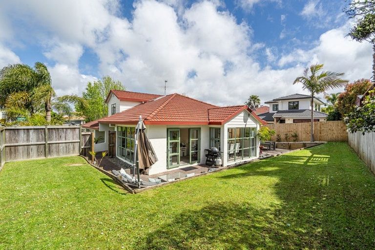 Photo of property in 15 Arirang Rise, Pinehill, Auckland, 0632