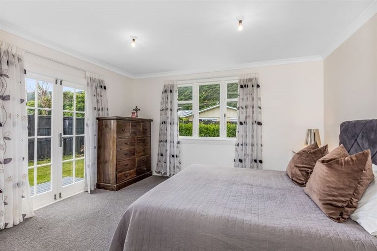 Photo of property in 37 Tuatoru Street, Eastbourne, Lower Hutt, 5013