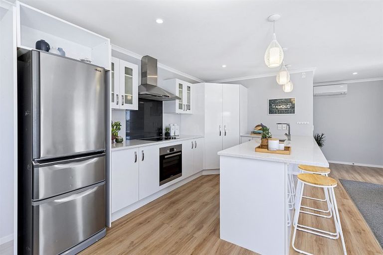 Photo of property in 5 Madeira Close, Whitby, Porirua, 5024