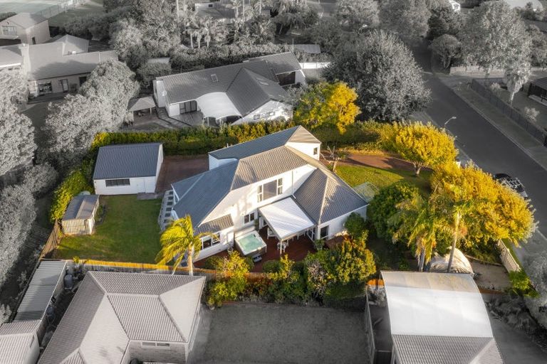 Photo of property in 16 Waipuia Place, Greenhithe, Auckland, 0632