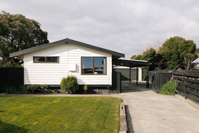 Photo of property in 12 Suzanne Grove, Kelvin Grove, Palmerston North, 4414