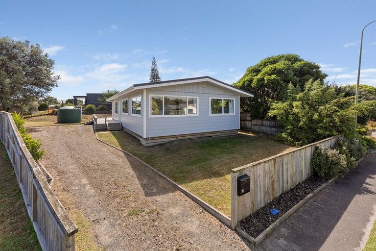 Photo of property in 16 Karaka Street, Otaki Beach, Otaki, 5512