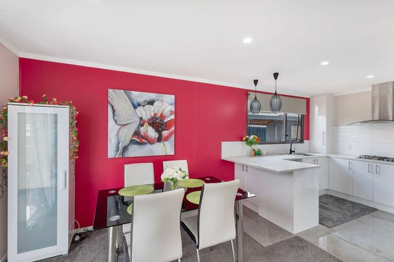 Photo of property in 1/8 Kirklow Place, Goodwood Heights, Auckland, 2105