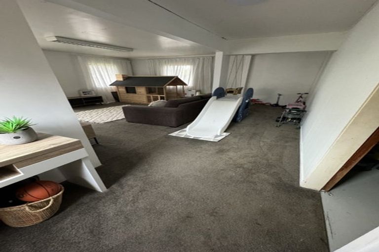 Photo of property in 42 Edgecombe Street, Newlands, Wellington, 6037