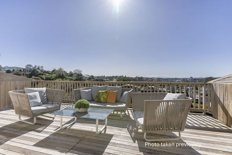 Photo of property in 8b Havana Place, Glenfield, Auckland, 0629