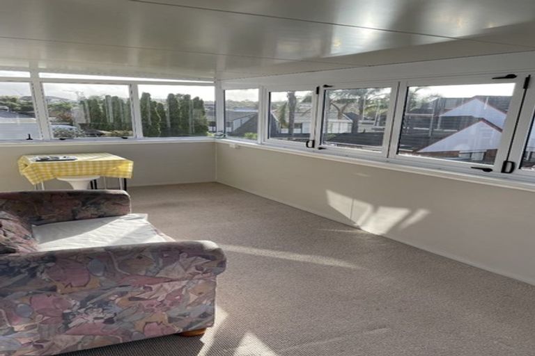 Photo of property in 2/24 Cherub Place, West Harbour, Auckland, 0618
