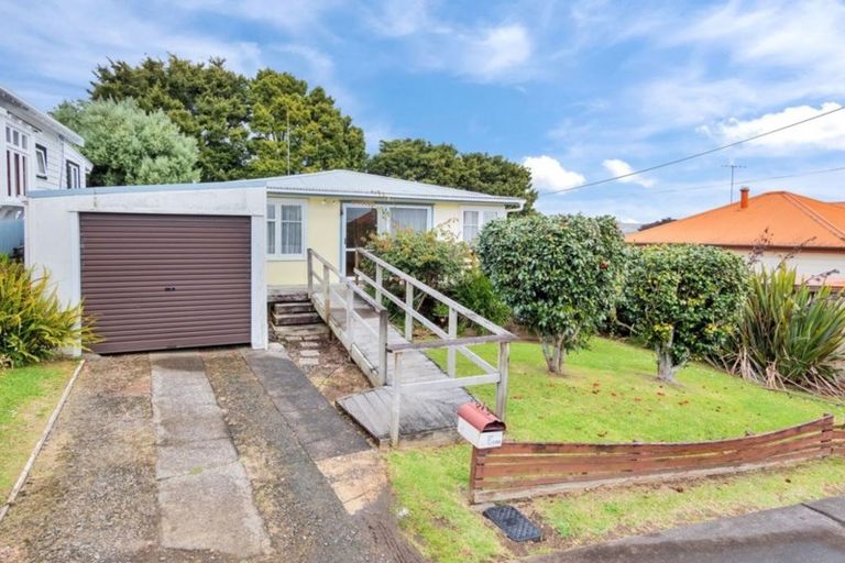 Photo of property in 3 Puriri Street, Helensville, 0800
