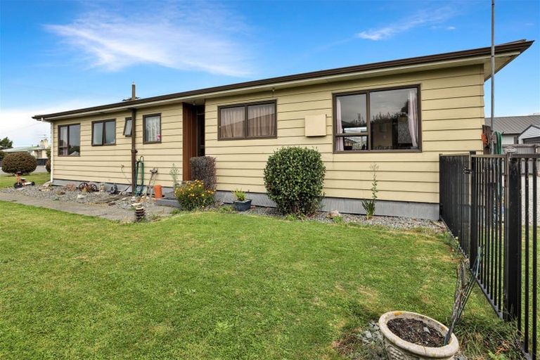 Photo of property in 98 Mcmurdo Street, Tinwald, Ashburton, 7700