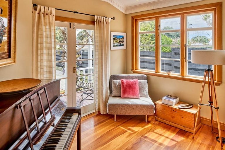 Photo of property in 267 Muritai Road, Eastbourne, Lower Hutt, 5013