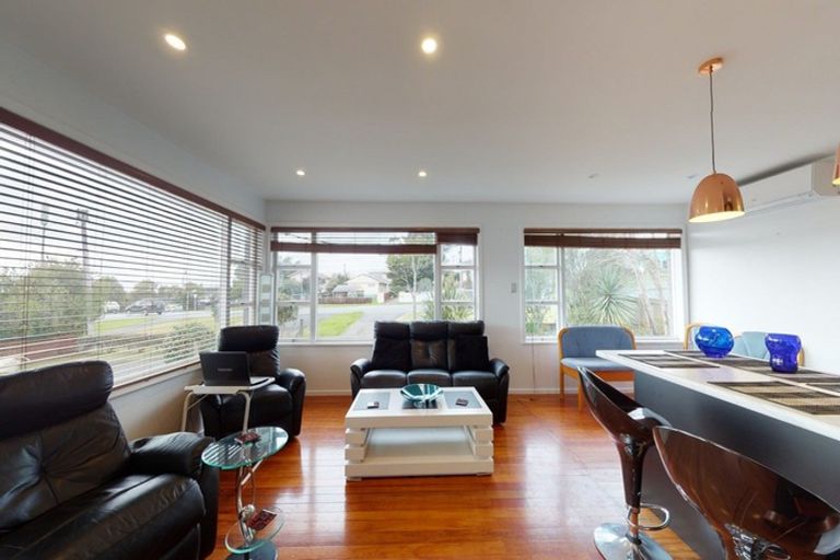 Photo of property in 1/818 East Coast Road, Oteha, Auckland, 0630