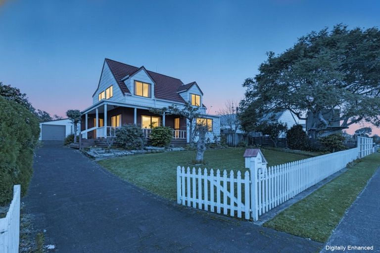 Photo of property in 14 Riverside Drive, Waiuku, 2123