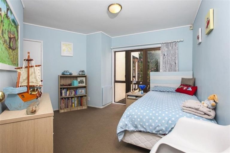 Photo of property in 98 Cliff View Drive, Green Bay, Auckland, 0604