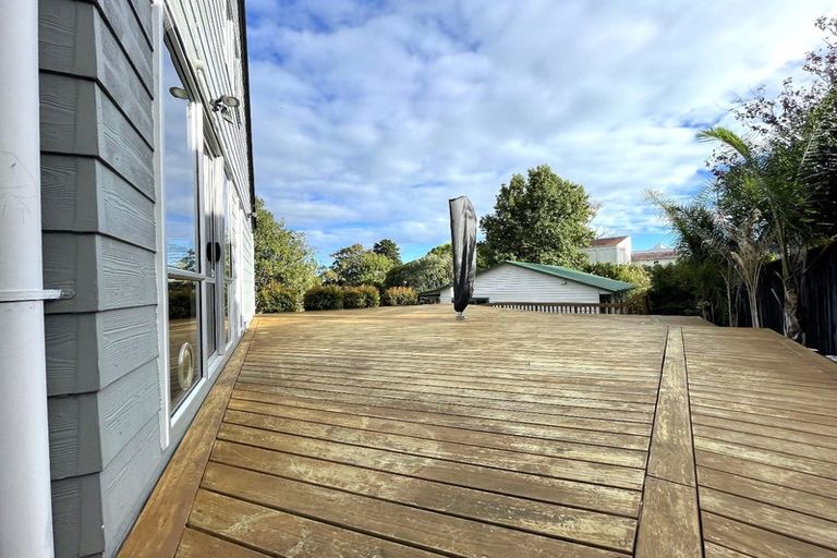 Photo of property in 15 Dalwhinnie Parade, Highland Park, Auckland, 2010