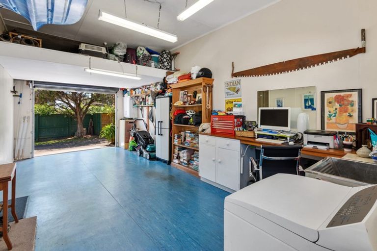 Photo of property in 1/5 Jenelin Road, Glendene, Auckland, 0602