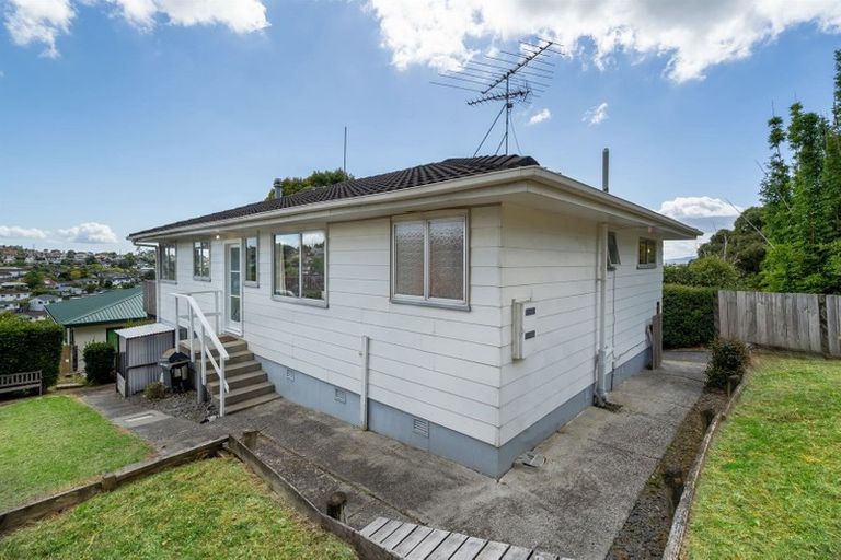 Photo of property in 2/14 Target Road, Totara Vale, Auckland, 0629