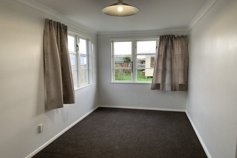 Photo of property in 15 Queenwood Road, Levin, 5510