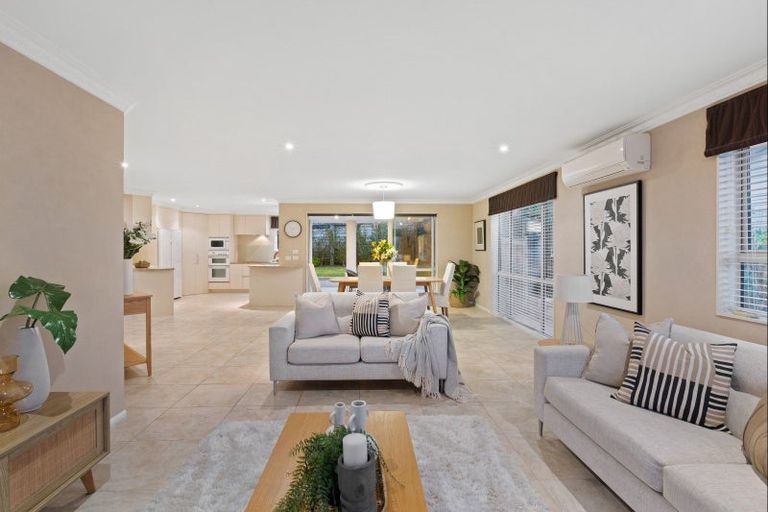 Photo of property in 52 Grovenor Drive, Orewa, 0931