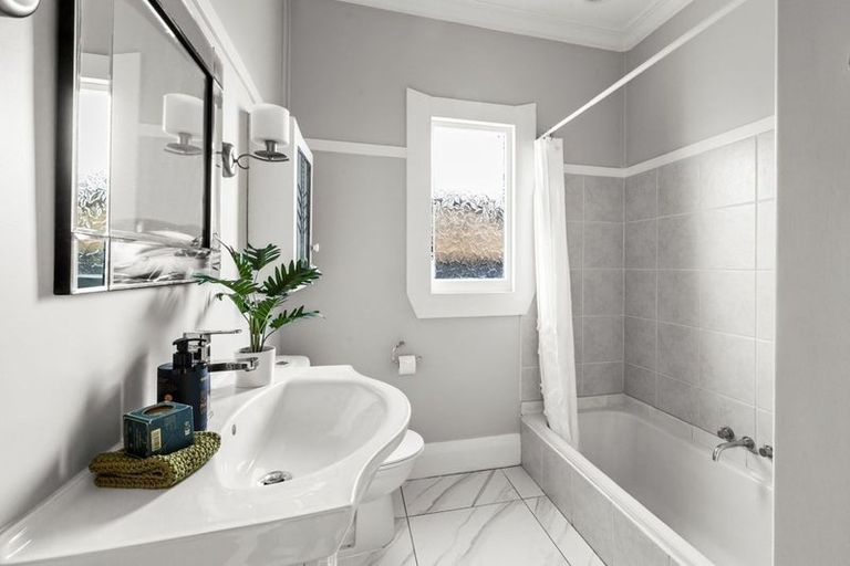 Photo of property in 15 Taradale Road, Marewa, Napier, 4110