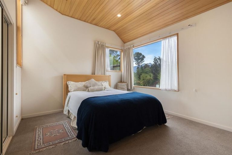 Photo of property in 18 Evergreen Place, Sunshine Bay, Queenstown, 9300