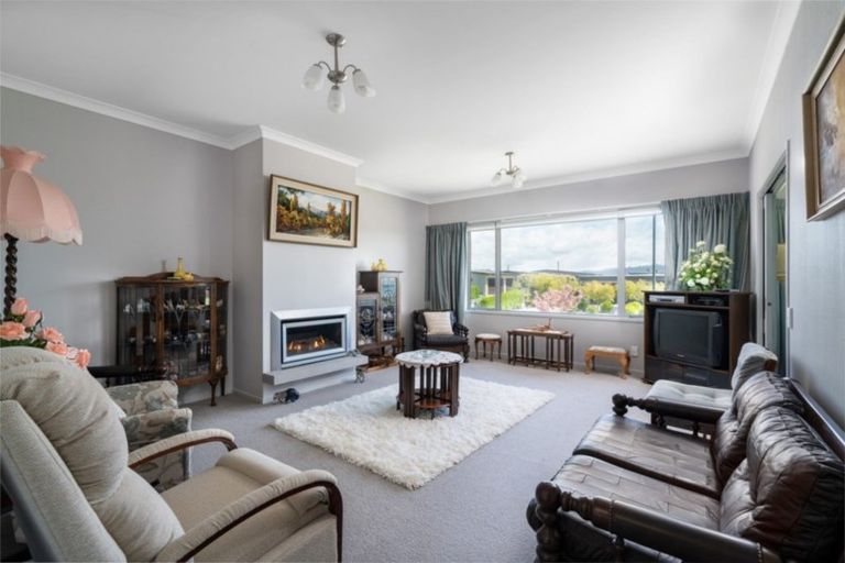 Photo of property in 30 Pukenamu Road, Rainbow Point, Taupo, 3330