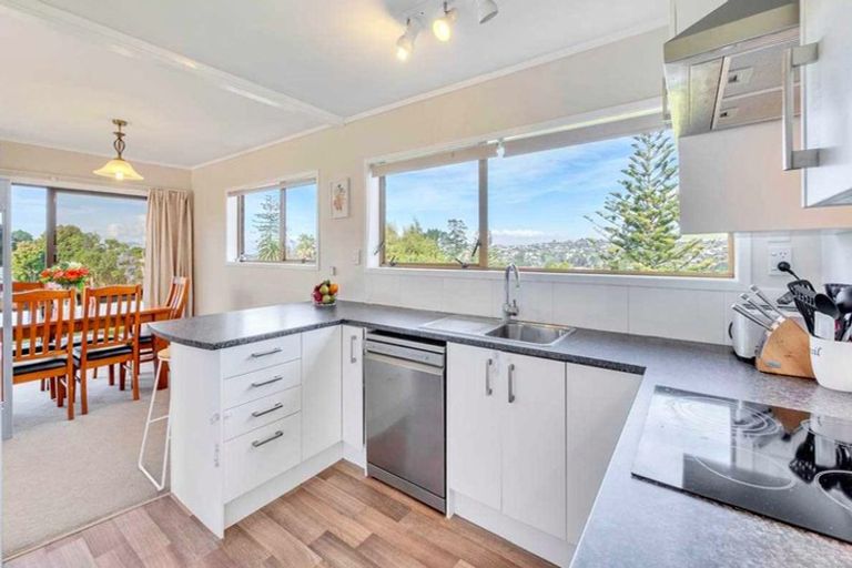 Photo of property in 1/2a Carlisle Road, Browns Bay, Auckland, 0630