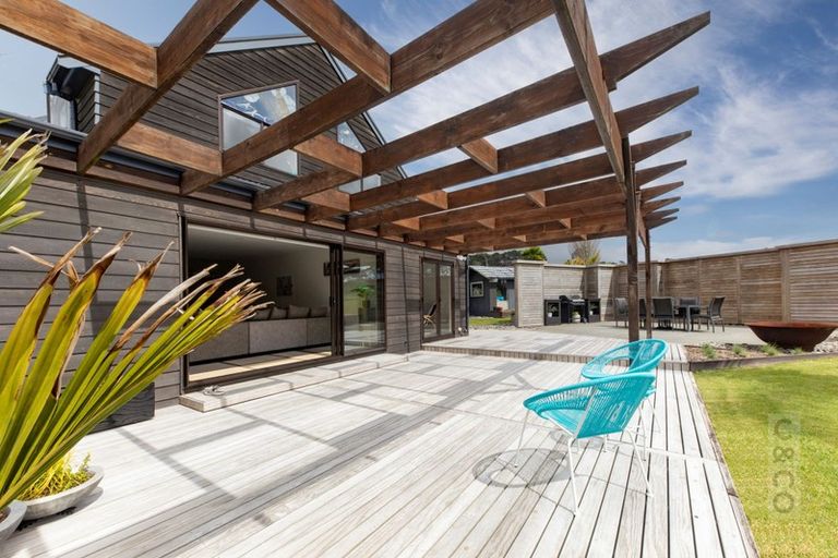 Photo of property in 206 Waitakere Road, Waitakere, Henderson, 0782