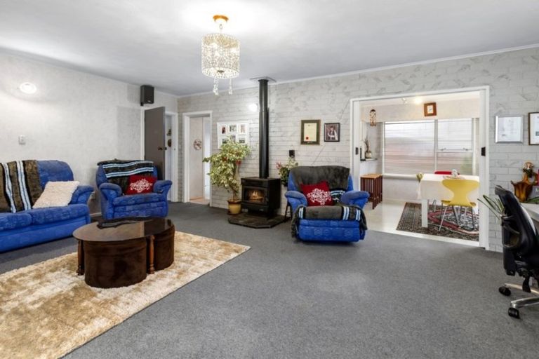 Photo of property in 37 Edgecombe Street, Newlands, Wellington, 6037