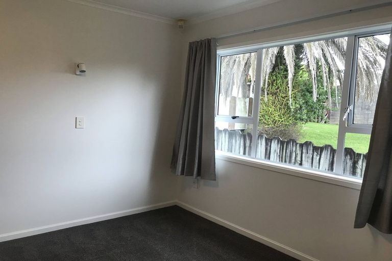 Photo of property in 2/460 East Coast Road, Windsor Park, Auckland, 0630