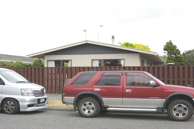 Photo of property in 2/225 Queenspark Drive, Parklands, Christchurch, 8083