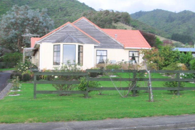 Photo of property in 27 Huia Street, Waikanae, 5036