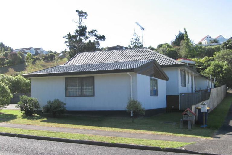 Photo of property in 2/35 Topliss Drive, Northcross, Auckland, 0632