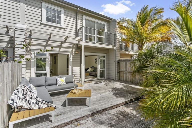 Photo of property in 4/78 Fernhill Way, Oteha, Auckland, 0632