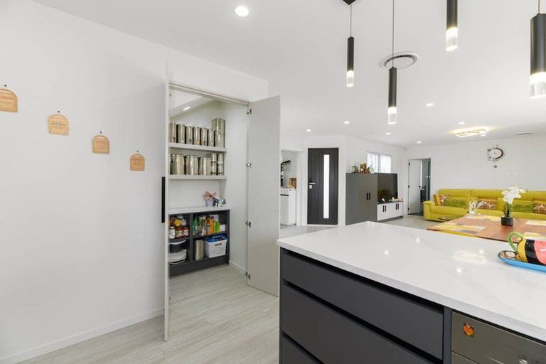 Photo of property in 6a Cutler Street, New Lynn, Auckland, 0600