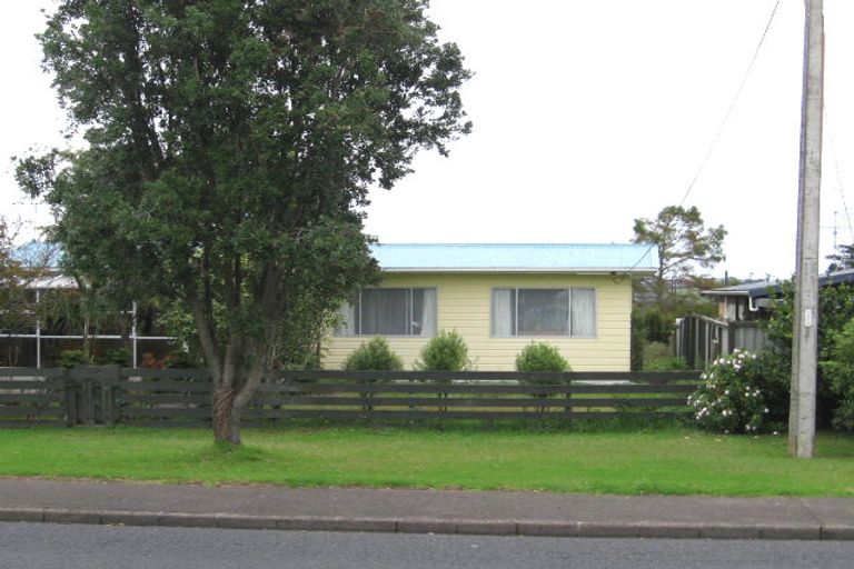 Photo of property in 490b Don Buck Road, Massey, Auckland, 0614
