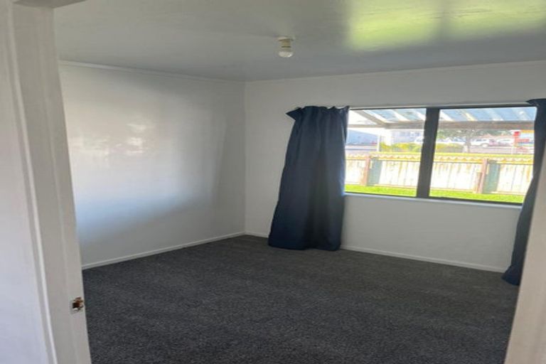 Photo of property in 72 Maplesden Drive, Clendon Park, Auckland, 2103