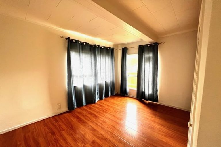 Photo of property in 37 Awaruku Road, Torbay, Auckland, 0630