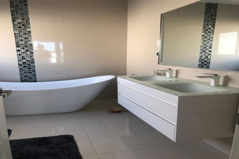 Photo of property in 70 Headland Drive, Long Bay, Auckland, 0630