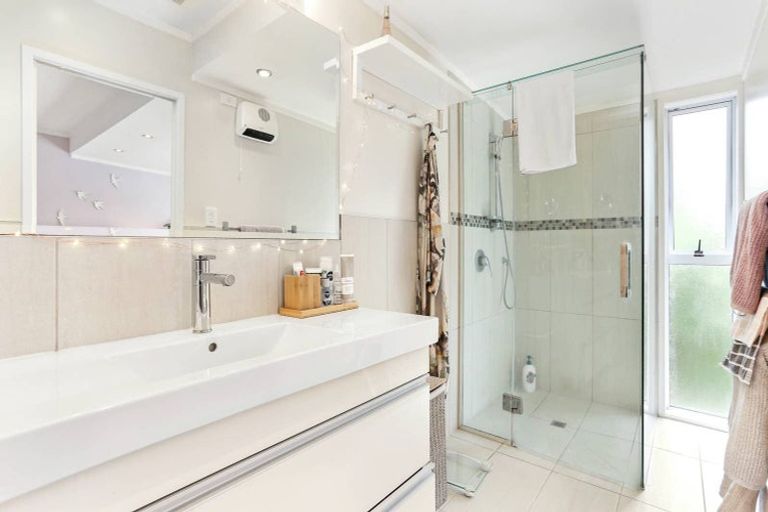 Photo of property in 21 Mark Edward Drive, Half Moon Bay, Auckland, 2012