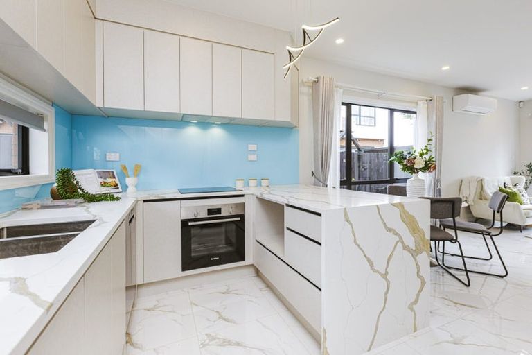 Photo of property in 2/287 Massey Road, Mangere East, Auckland, 2024